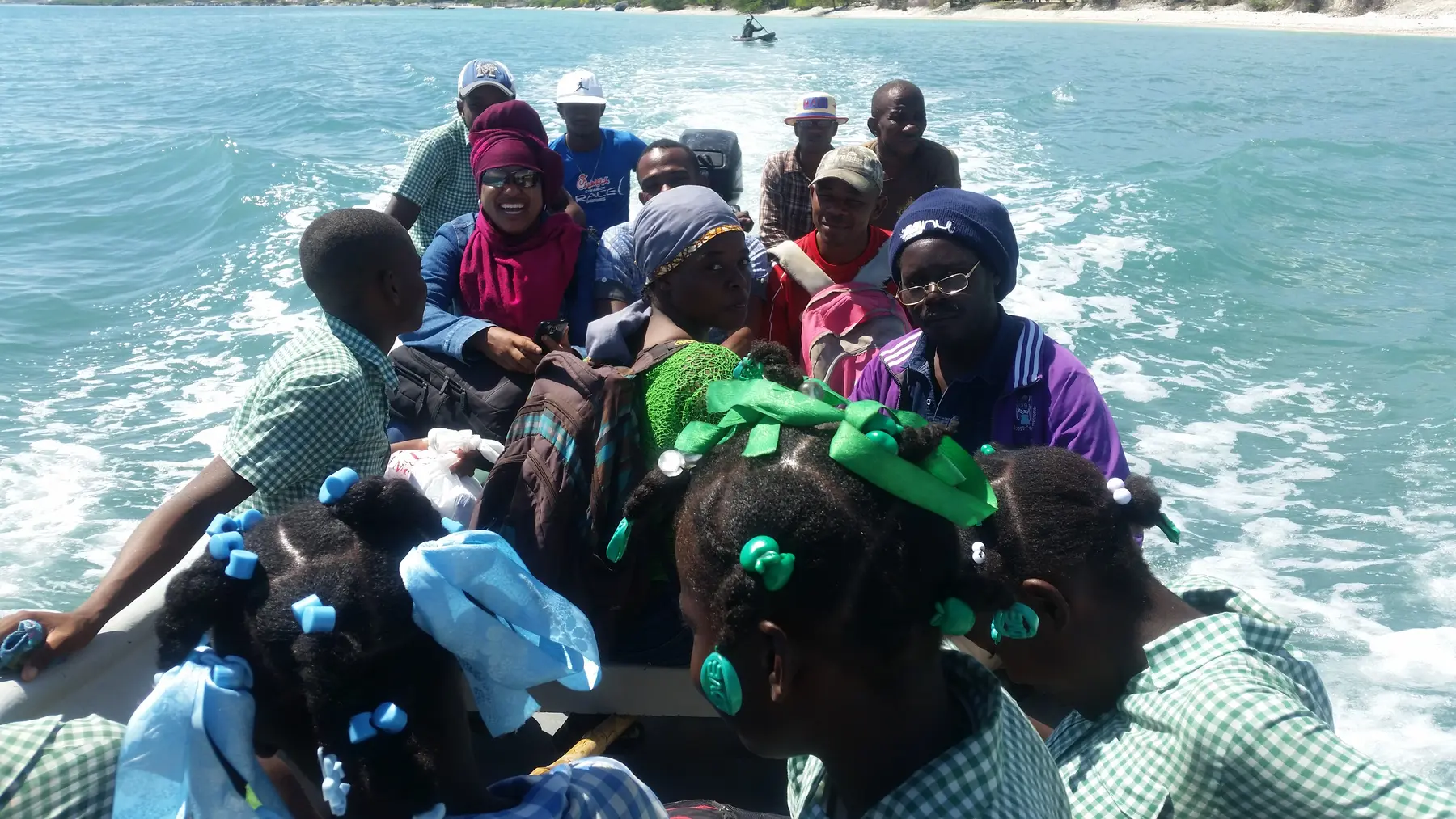 Membres de la communauté se déplaçant ensemble en bateau pour une activité côtière à La Gonâve
